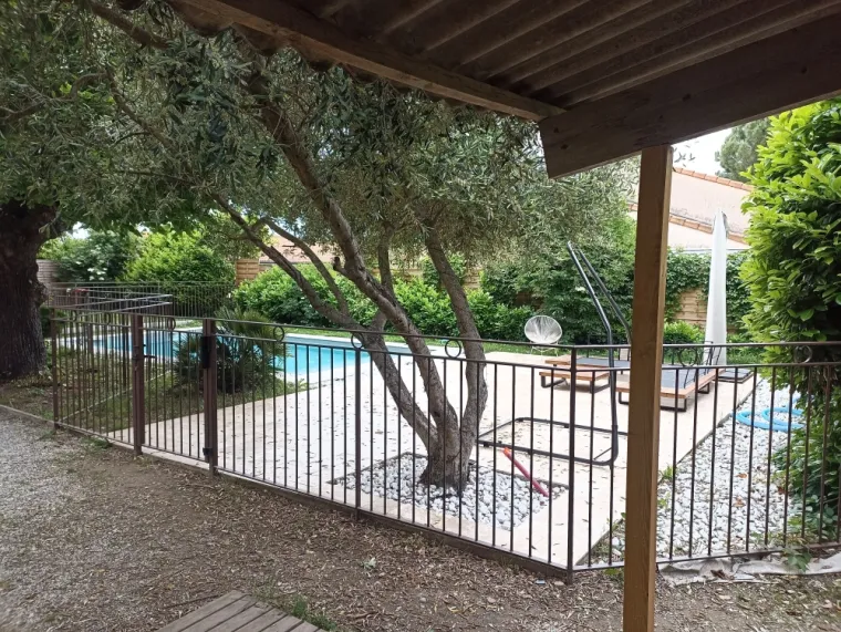 Création et fabrication sur mesure de garde-corps métallique proche d'une piscine à Valence