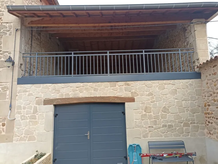 Pose d'un garde-corps sur la terrasse d'une maison à Romans-sur-Isère, Saint-Marcel-lès-Valence, Métallerie Serrurerie Luc Martin