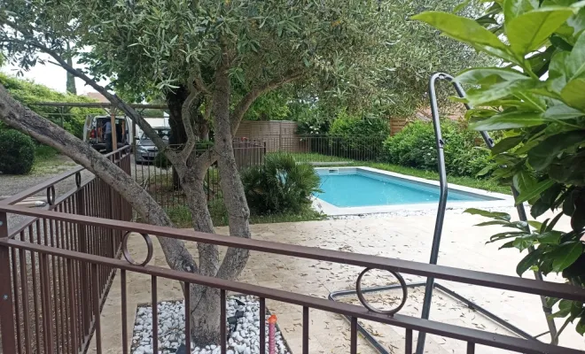Création et fabrication sur mesure de garde-corps métallique proche d'une piscine à Valence